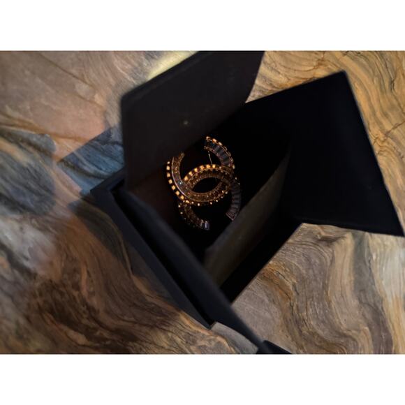 2025 Chanel Broach - Interlocking C - Picture 9 of 9